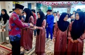 Sempena Milad Ke-17, Umri Serahkan Santunan pada Anak Yatim.