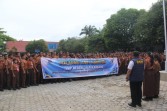 Kepala BNNK Sosialisasi di SMPN 19 Pekanbaru, Ratusan Siswa Bentangkan Spanduk Deklarasi Anti Narkoba