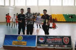 Ketua DPD Bapera Rohil Serahkan Piala Juara Harapan Dalam Turnamen Futsal AFY Sport Cup I