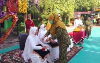 Empat Guru SMAN 4 Pekanbaru Tunaikan Ibadah Haji, Sekolah Lepas dengan Ceramah dan Tepuk Tepung Tawar