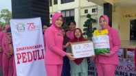 Polwan Polres Rohil Bersama Bhayangkari Berbagi Sembako untuk Warga Kurang Mampu