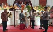 Momen Istimewa, Kapolda Riau Berikan Kado Bibit Pohon kepada Pasangan Pengantin