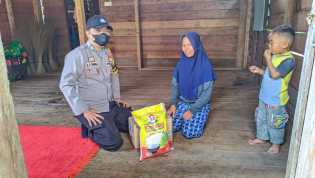 Polsek Siak Kecil Bantu Warga Kurang Mampu di Desa Tanjung Belit