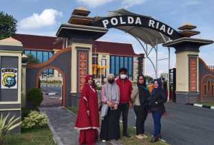 Diperiksa 8 Jam, Keluarga  Korban kekerasan Oknum Perawat  Didampingi Advokad LSM LIRA dan Perempuan LIRA Riau
