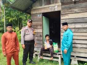 Warga Desa Teluk Lecah Dapat Bantuan Sembako dari Polsek Rupat