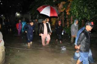 Rafiq Basah-Basahan Tinjau Banjir di Karimun Tanpa Pulang Kerumah