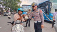 Ditlantas Polda Riau Berbagi Takjil dan Ajak Masyarakat Tertib Berlalu Lintas