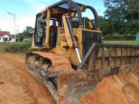 Babinsa Koramil 13 Rokan Dampingi Kontraktor Perbaiki Jalan di Desa Pendalian