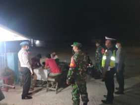 TNI Polri dan Satpol PP Bubarkan Warga yang Berkumpul di Kelurahan Lipat Kain