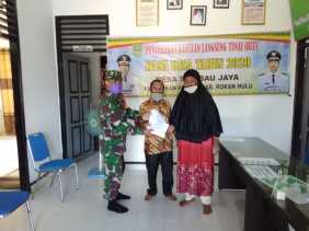 Babinsa Koramil 13/Rokan Awasi Pembagian BLT-DD Tahap II Desa Sikebau Jaya