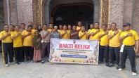 Gotongroyong di Lingkungan Masjid Muslimin, Kapolsek Pekanbaru Kota Bagikan Bibit Pohon