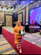 dr. Meiza Ningsih Sp.THT-BKL. Menerima Pengharagaan Bidang Kesehatan  Pada Hari Ibu