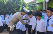 Satlantas Polres Inhil Gelar Police Goes to School dan Sosialisasi Green Policing di MI dan SMP IT Ummul Qur’an Tembilahan