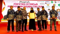 Muthia Terima Anugerah Prestasi Istimewa dari Dewan Pendidikan Riau