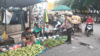 Bawa Pesan Kamtibmas dan Program Ketahanan Pangan, Bhabinkamtibmas Kota Baru Sambangi Pedagang Pasar Agus Salim