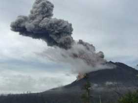 Gunung Sinabung Erupsi Lagi, Semburkan Kolom Abu Setinggi 2.500 Meter