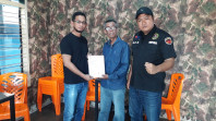 Jelang Musprovlub Pertina Riau, Adi Putra Serahkan Berkas Pendaftaran Calon Ketua Pertina Riau