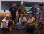 Bhabinkamtibmas Kampung Kandis Goro Bersama Masyarakat dan Tanam Pohon Dilingkungan Masjid