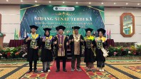 ‎Unilak Wisuda 1.253 Lulusan, Alumni Capai 38 Ribu Lebih, Rektor: Mohon Doa S3 Hukum Unilak Berdiri ‎ ‎Seriau,-  Universitas Lancang Kuning (Unilak) mewisuda sebanyak 1.253  lulusan dalam pelaksanaan wisuda yang digelar selama dua hari, Rabu-Kamis (29-30/