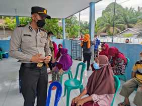 Bhabinkamtibmas Polsubsektor Pelalawan Monitor Vaksinasi di Dusun Pangkalan Delik