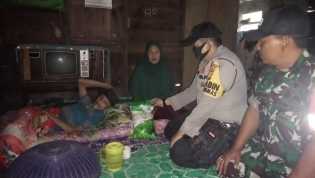 Polsek Bengkalis Bersama TNI Berikan Sembako Kepada Warga Desa Simpang Ayam