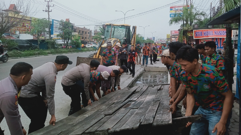 Goro Bersama, Kapolsek Binawidya, Kompol Nusirwan Kerahkan Alat Berat dan Ormas Antisipasi Bencana Banjir