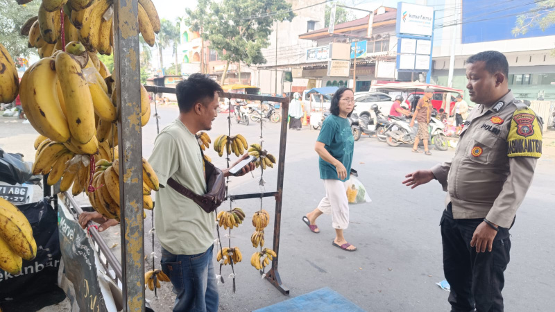 Bhabinkamtibmas Kota Baru Sambangi Pedagang Pisang, Dukung Ketahanan Pangan dan Harkamtibmas