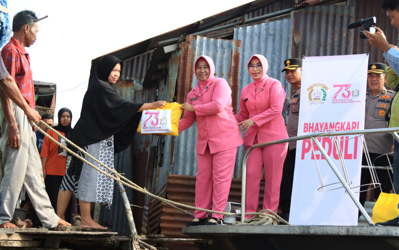 HUT Bhayangkara Ke79, Polres Indragiri Hilir Salurkan 200 Paket Sembako kepada Masyarakat Wilayah Pesisir Sungai Indragiri