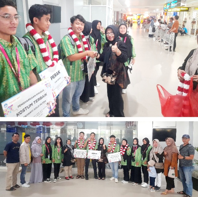 Kedatangan Sang Juara FLS2N SMA Dikalungi Bunga di Bandara SSK II Pekanbaru