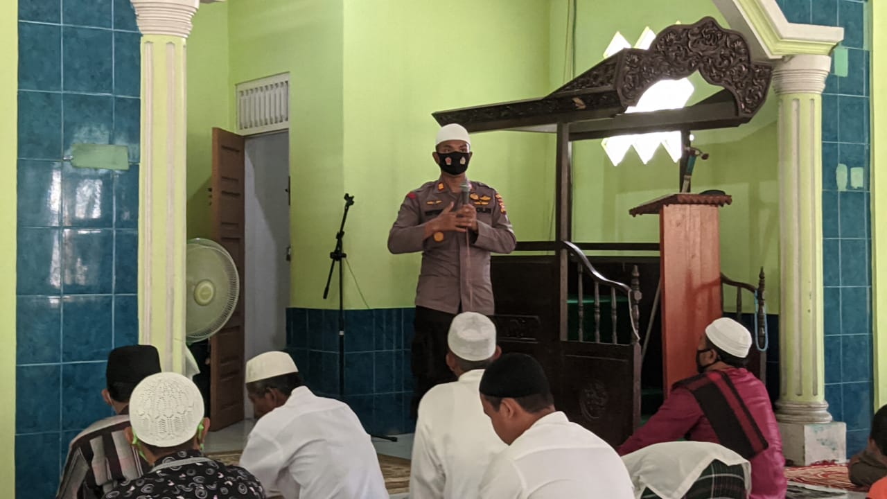 Kapolsek Ukui Sosialisasikan Protokol Kesehatan Kepada Jamaah Masjid