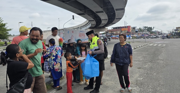 Sambut Nataru Aman, Polantas Menyapa Jumat Barokah Warnai Ops Lilin Lancang Kuning 2025 di Pekanbaru
