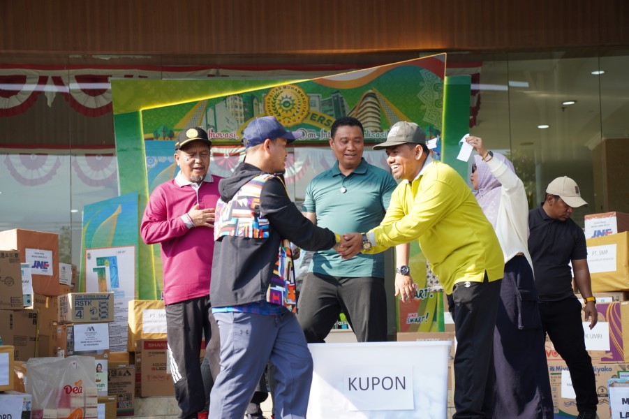 Berhadiah Utama Umroh, Wali Kota Pekanbaru Melepas Seribuan Peserta Gerak Jalan Santai