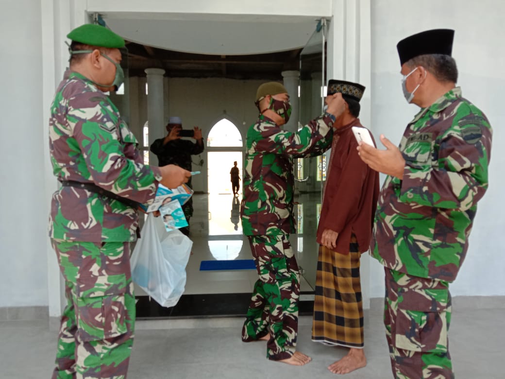 Cegah Covid-19, Koramil 06/SH Bagikan Masker ke Jemaah Masjid