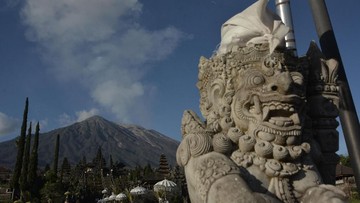 Gunung Agung Semburkan Abu Setinggi 5,1 Km