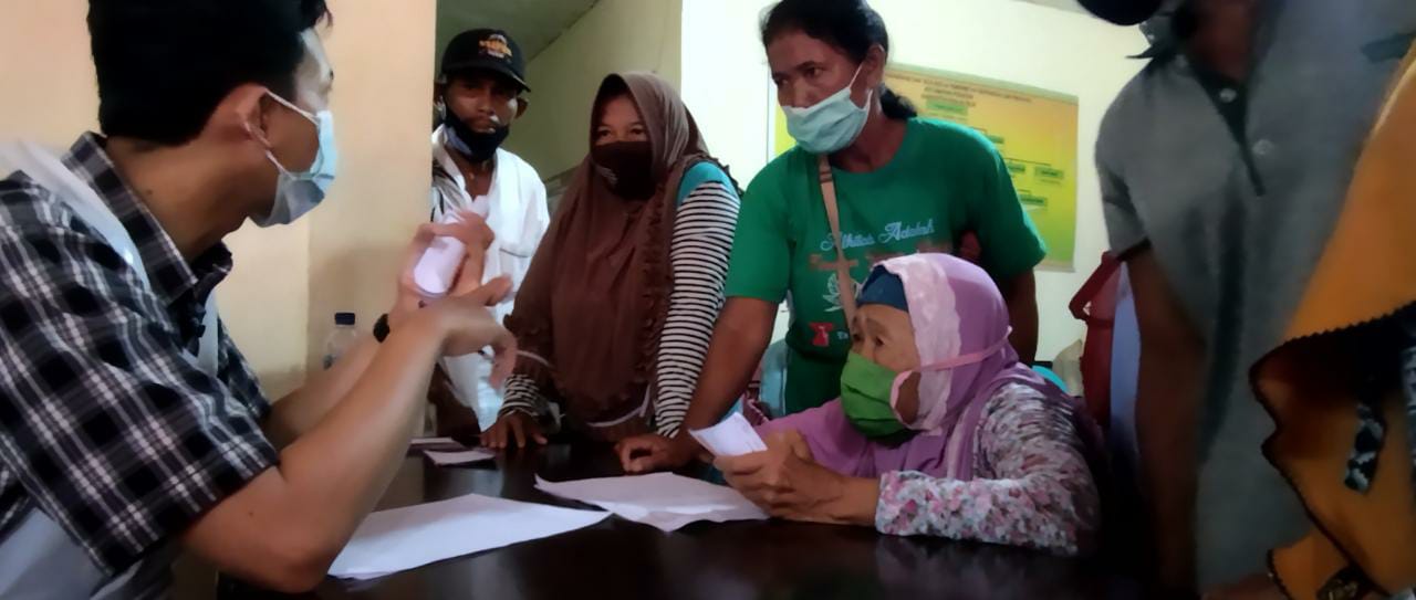 Meski Sudah Renta, Nek Muslimah Semangat Ikuti Vaksinasi Serbuan TNI
