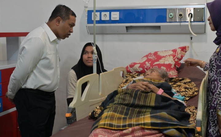Kunjungi RSUD Arifin Achmad, Gubri Minta Hasil MRI Keluar 1 atau 2 Hari