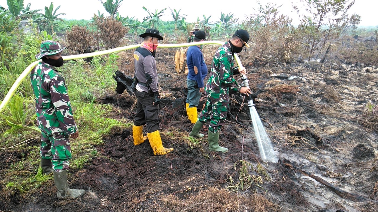 Dandim Baru Rohil Awali Tugas  Memadamkan Kebakaran Hutan Dan Lahan