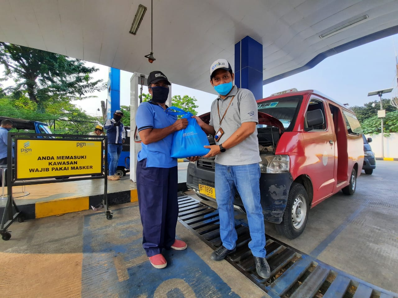 PT Gagas Energi Indonesia Bagikan Sembako untuk Pelanggan Gasku Terdampak COVID-19 di Batam