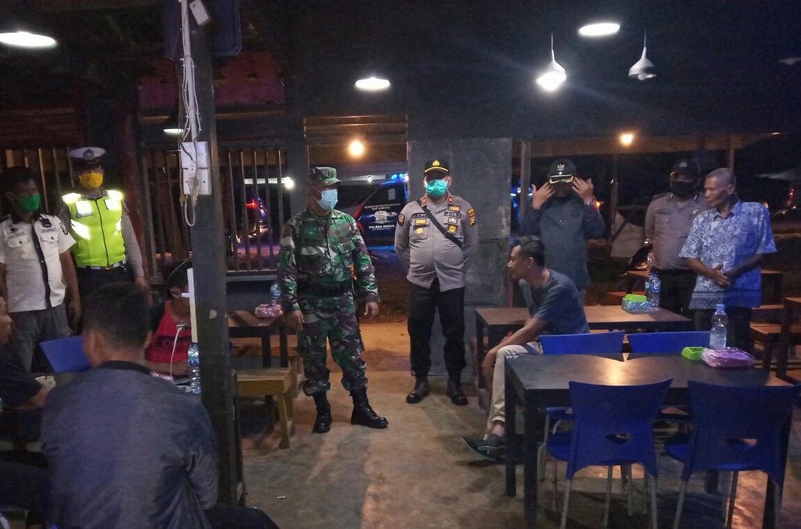 TNI Polri dan Kades Bangun Jaya Patroli Berpatroli Bersama Cegah Covid-19