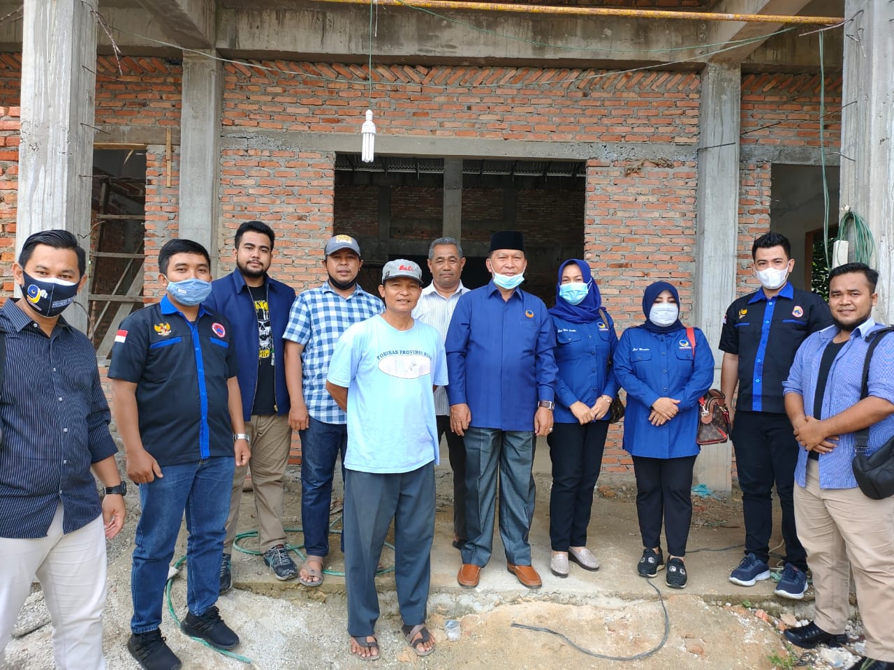 Jumat Berkah, NasDem Riau Serahkan Bantuan Semen Untuk Pembangunan Mushola Al Barokah 