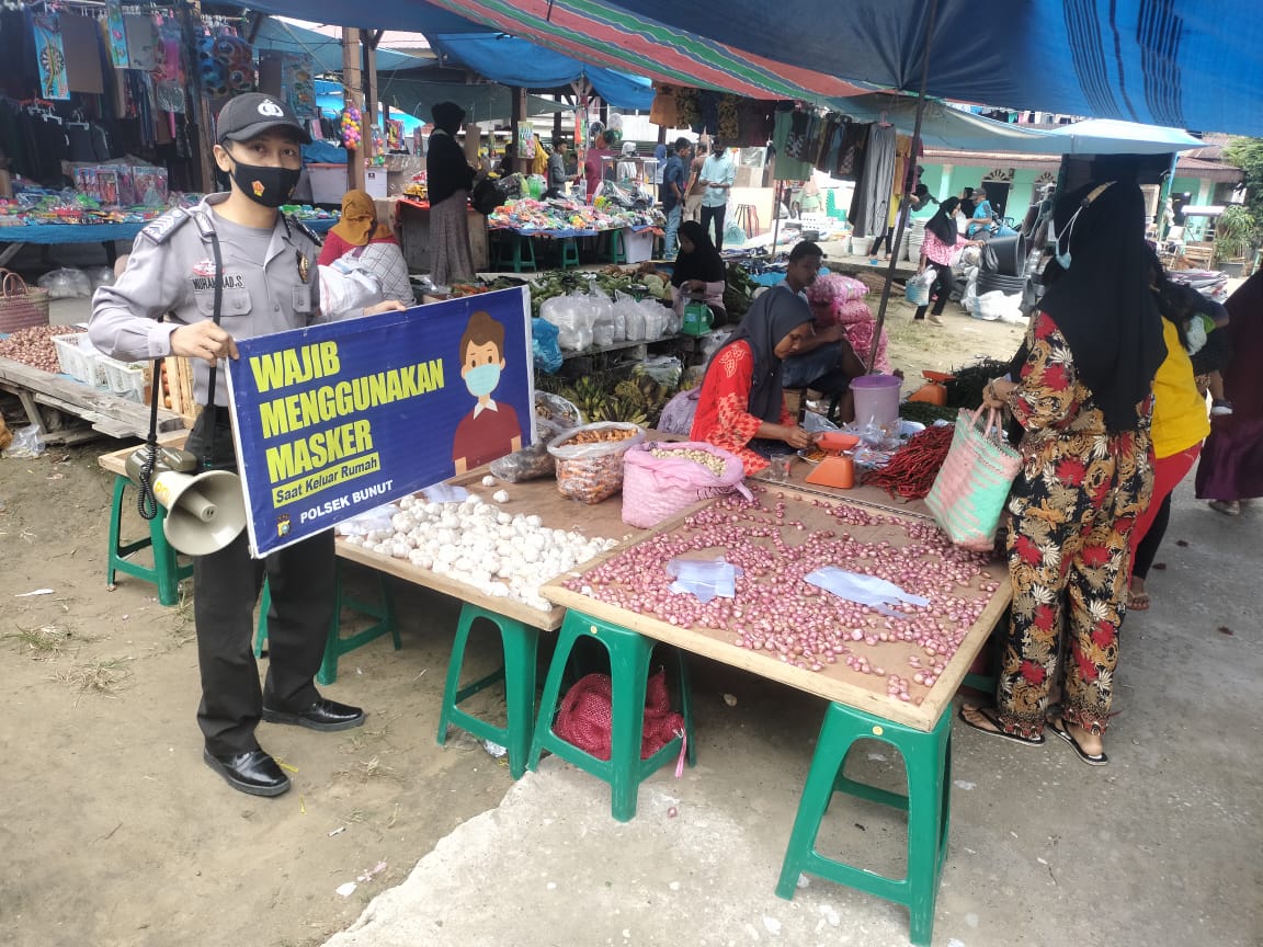Polsek Bunut dan TNI Gelar Patroli Keamanan dan Penertiban Prokes di Pasar Minggu