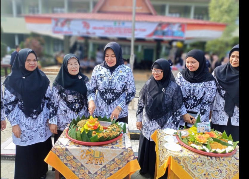Hari Guru di SMAN 3 Pekanbaru dengan Nasi Tumpeng dan Saling Tukar Kado Guru