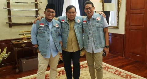 Gaya Prabowo-Sandi Pakai Rompi Jeans saat Bertemu Influencer Milenial