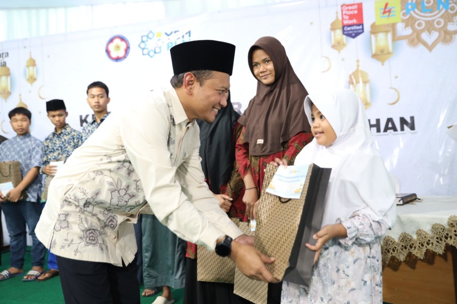 Tebar Berkah Ramadan, YBM PLN UID Riau dan Kepri Salurkan Bantuan bagi Masyarakat