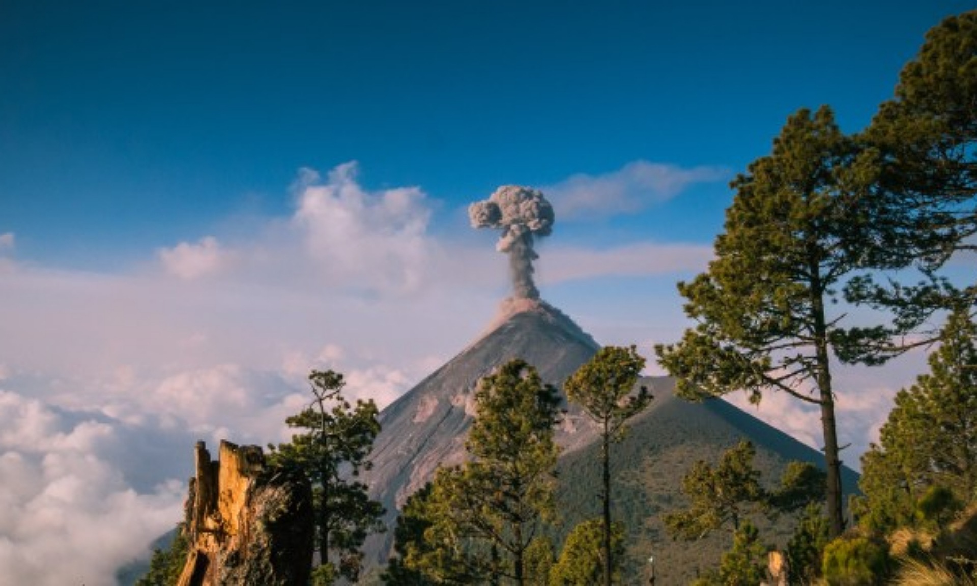 PVMBG: 22 Gunung Api di Indonesia Berstatus di Atas Level Normal