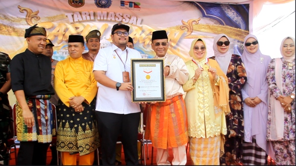Bupati Rohil Bistamam Terima Penghargaan Rekor Muri Dunia Tarian Sapin Bagan