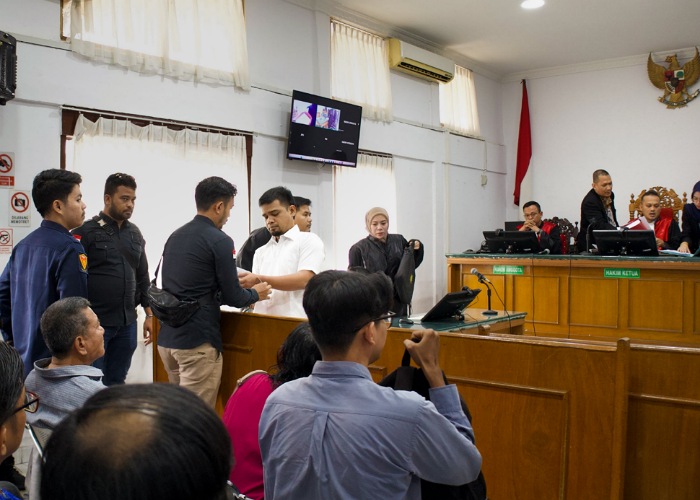 Sidang Perdana Kasus Pemerasan di Riau, Terdakwa JS Tertunduk Masuk Ruang Sidang PN Pekanbaru