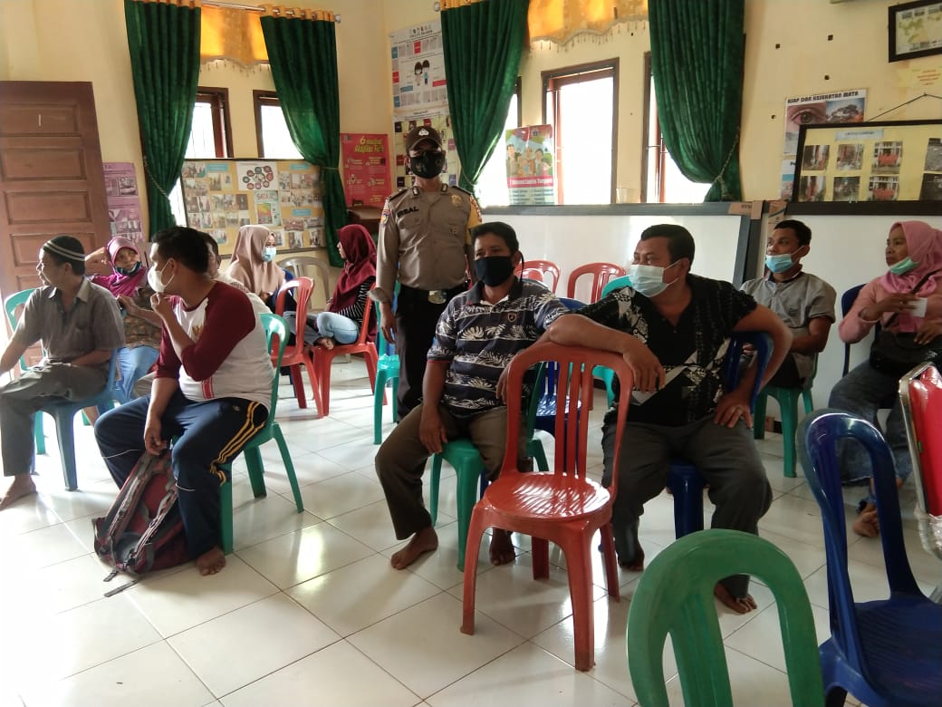 Personel Polsek Pangkalan Lesung Awasi Kegiatan Vaksinasi di Desa Tanjung Kuyo