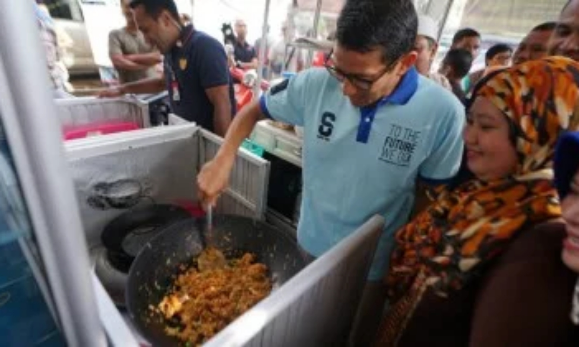 Kampanye di Pasar Kuto, Sandiaga Jadi Rebutan Foto dan Dipuji Ganteng