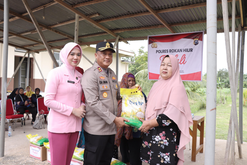 Polres Rohil Gelar Jumat Berkah, Kapolres dan Bhayangkari Salurkan 50 Paket Sembako untuk Masyarakat